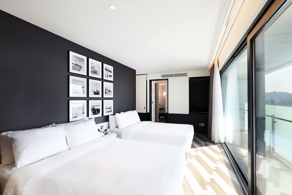 Junior Suite Quadruple (Complimentary Pool Access for 4) - Photo 3
