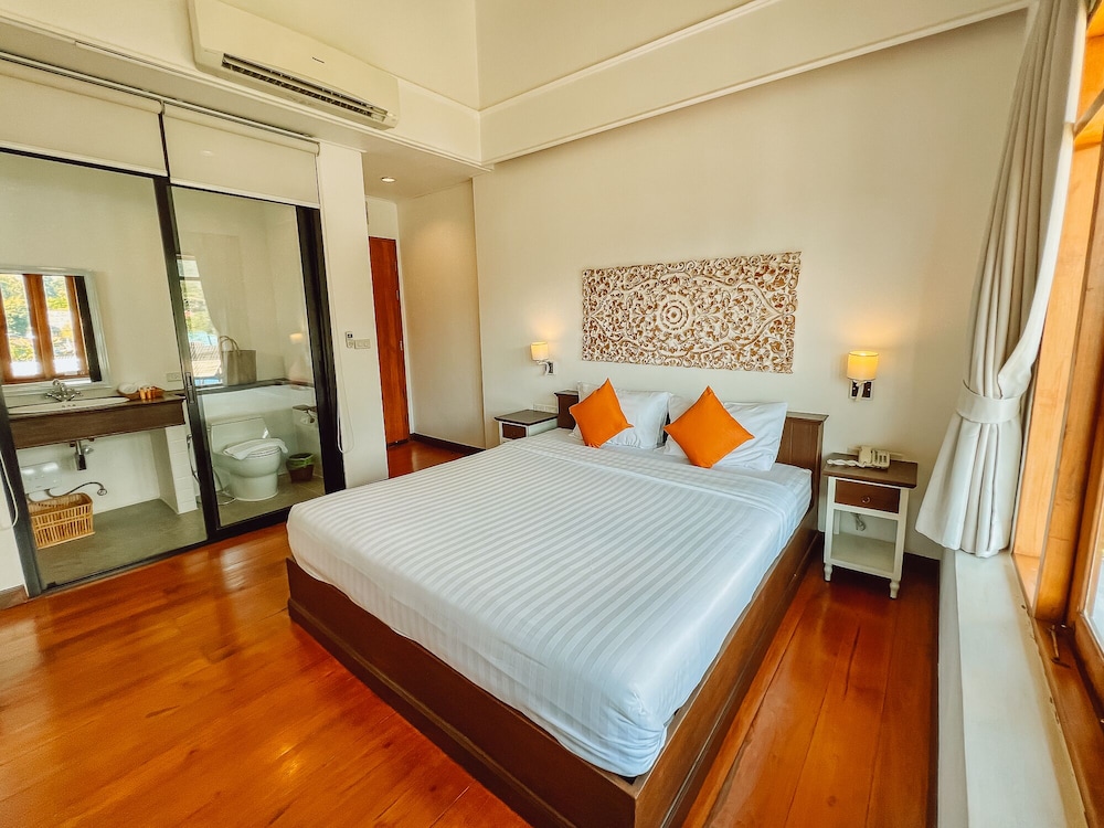 Superior Room, 1 King Bed, Mountain View photo 3