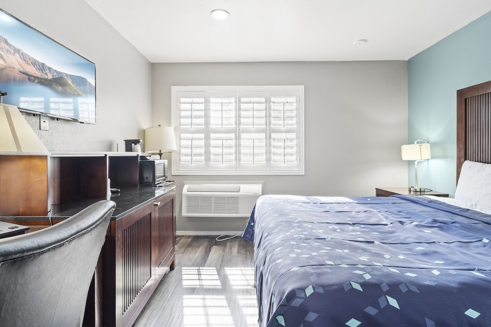 Deluxe Room, 1 King Bed, Non Smoking - Photo 1