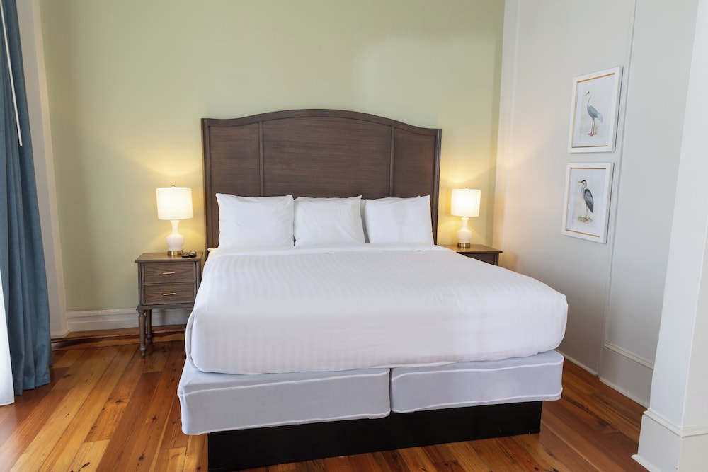 Deluxe Room, 1 King Bed - Photo 4