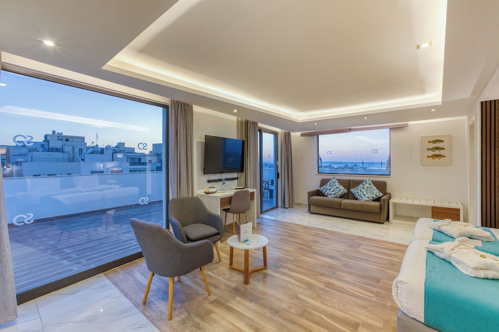 Luxury Suite - Photo 7