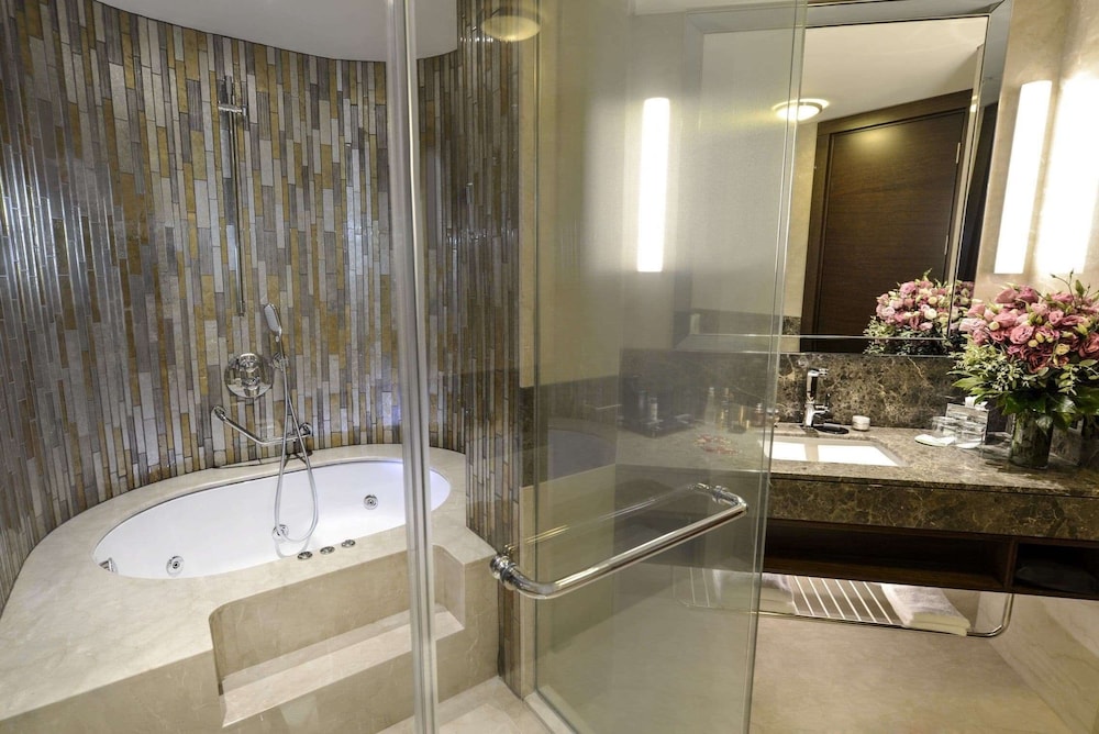 Suite, 1 King Bed, Smoking thumbnail 5