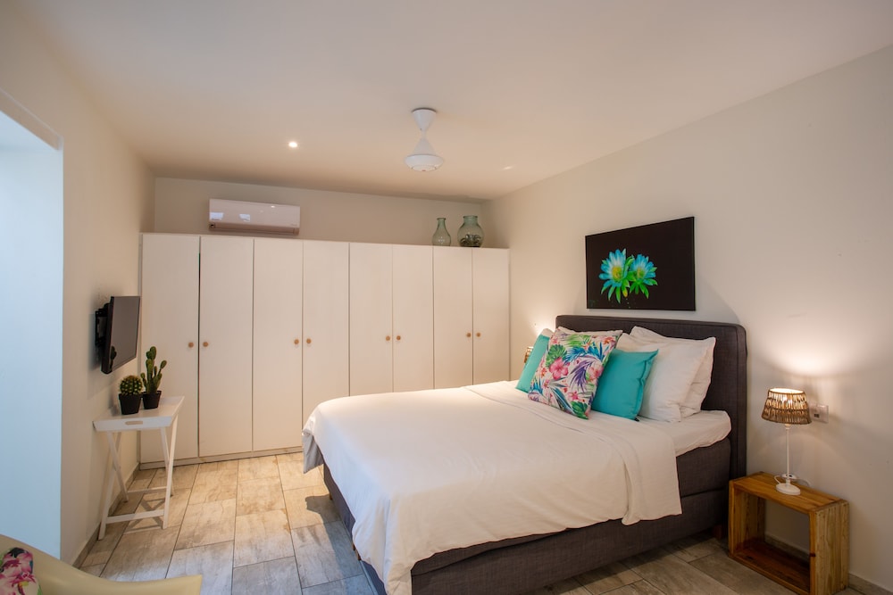 Luxurious monumental suite with private terrace and private pool. photo 2