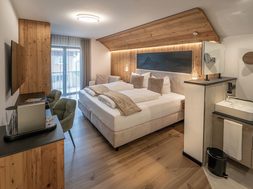 Deluxe Double Room, Balcony photo 3