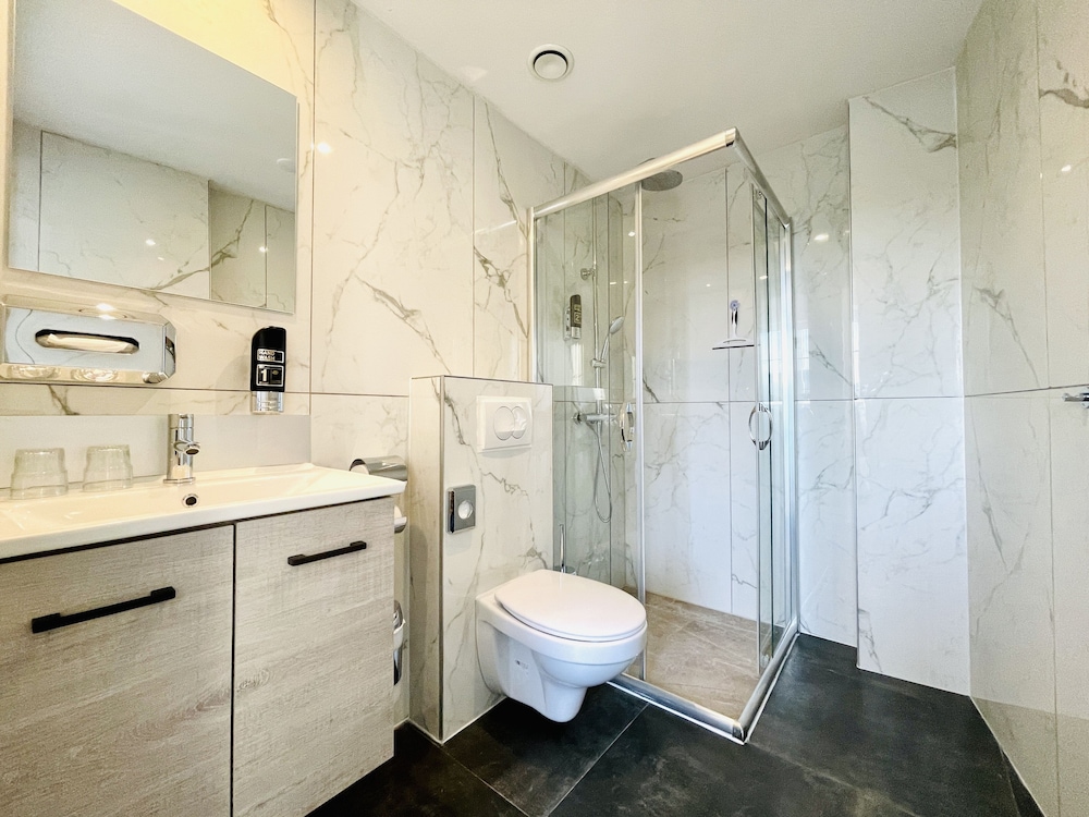 Basic Apartment - Photo 3