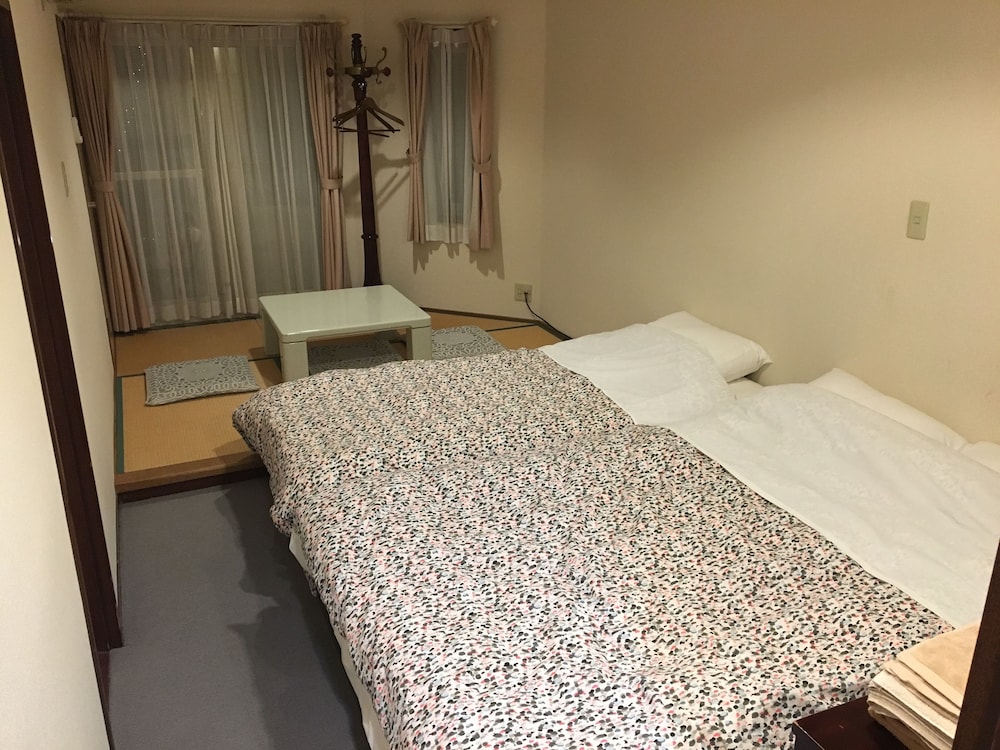 Twin Room - Photo 2