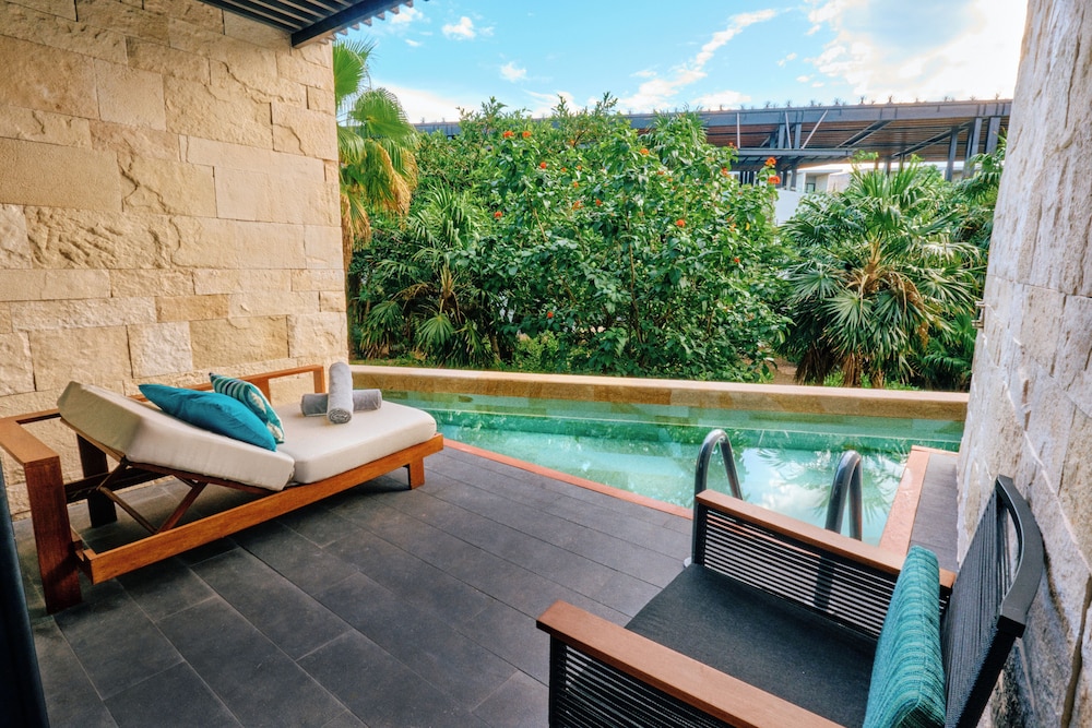Premium Room, 1 King Bed (Swim Up)