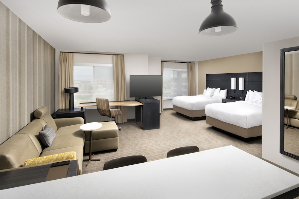 Suite, 1 Bedroom (Mobility/Hearing Access, Roll-in Shwr)
