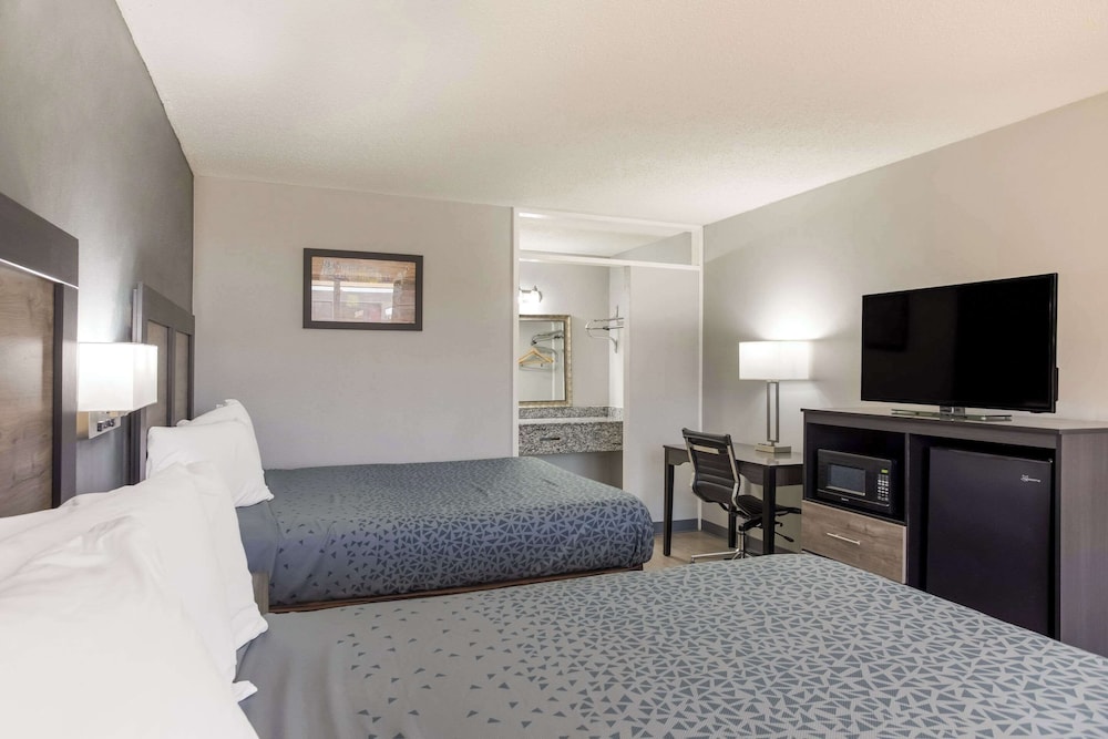 Standard Room, 2 Double Beds, Smoking - Photo 8