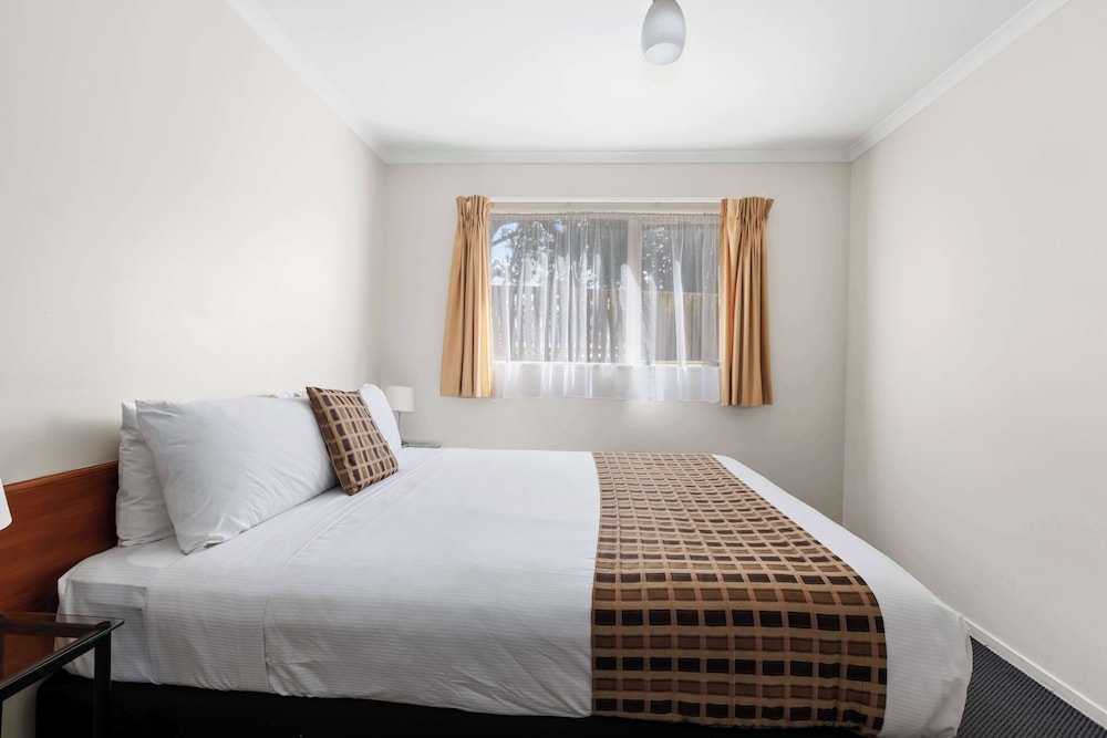 Deluxe Room, Multiple Beds, Non Smoking, Kitchen thumbnail 5