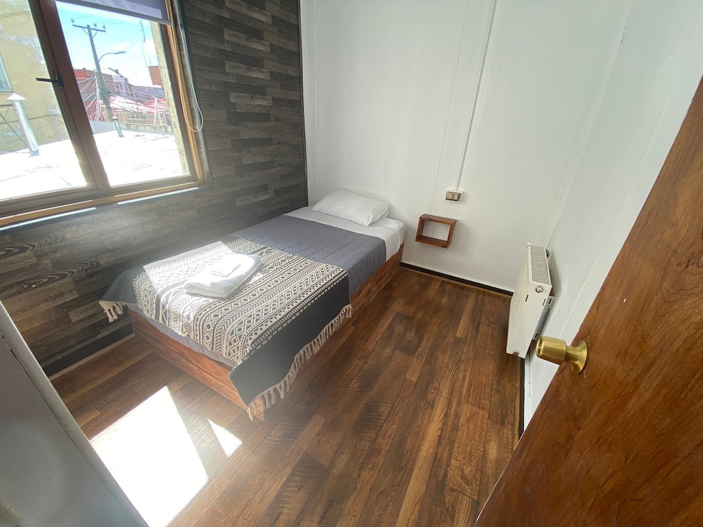 Standard Single Room, 1 Large Twin Bed, Shared Bathroom photo 1