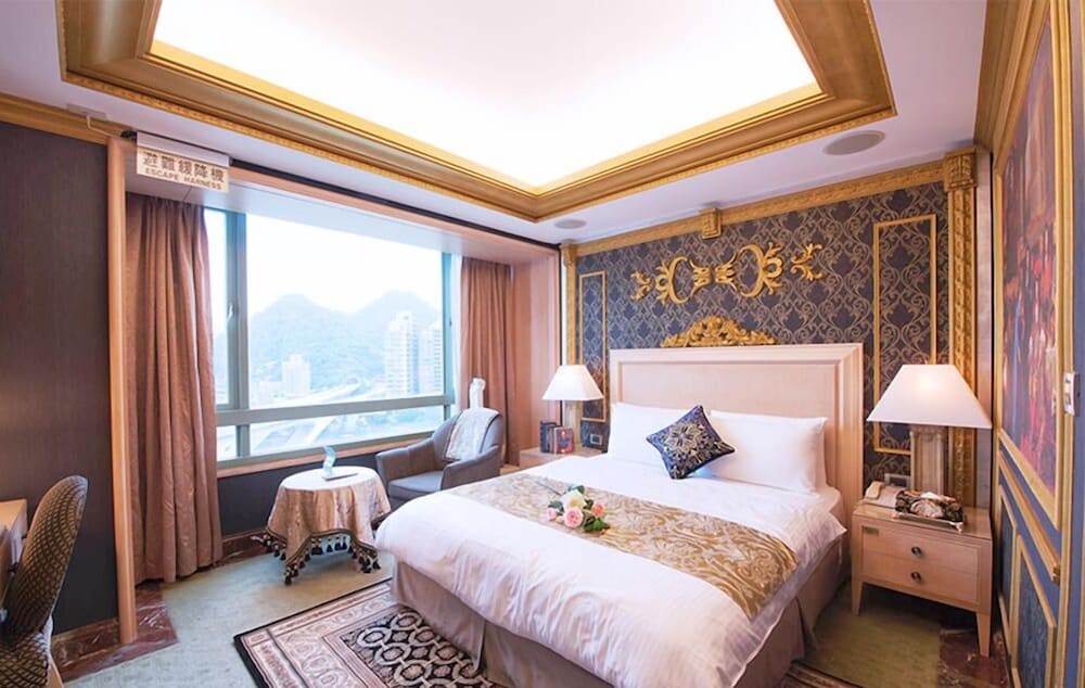 Renaissance Theme Lake View Suite