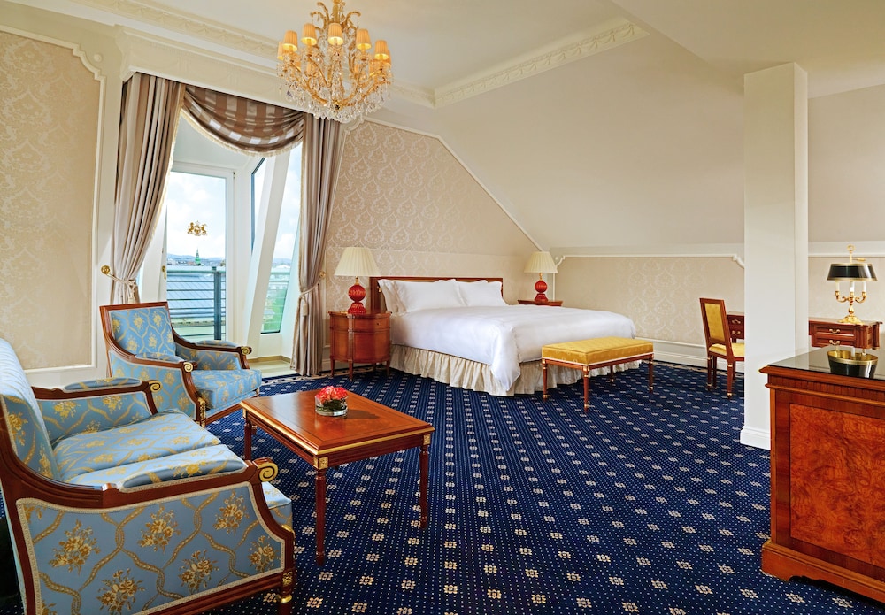 Junior Suite, 1 King Bed, City View (Balcony)