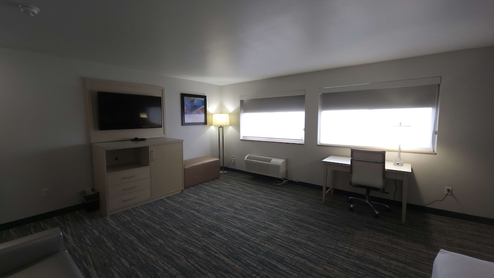 Suite, 1 King Bed, Non Smoking, Refrigerator & Microwave - Photo 4
