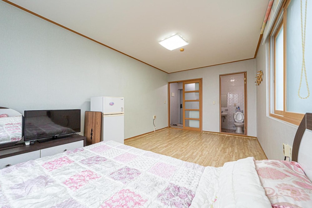 Basic Room, 1 Bedroom (Lilac) - Photo 5