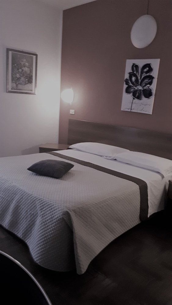 Standard Double or Twin Room photo 3