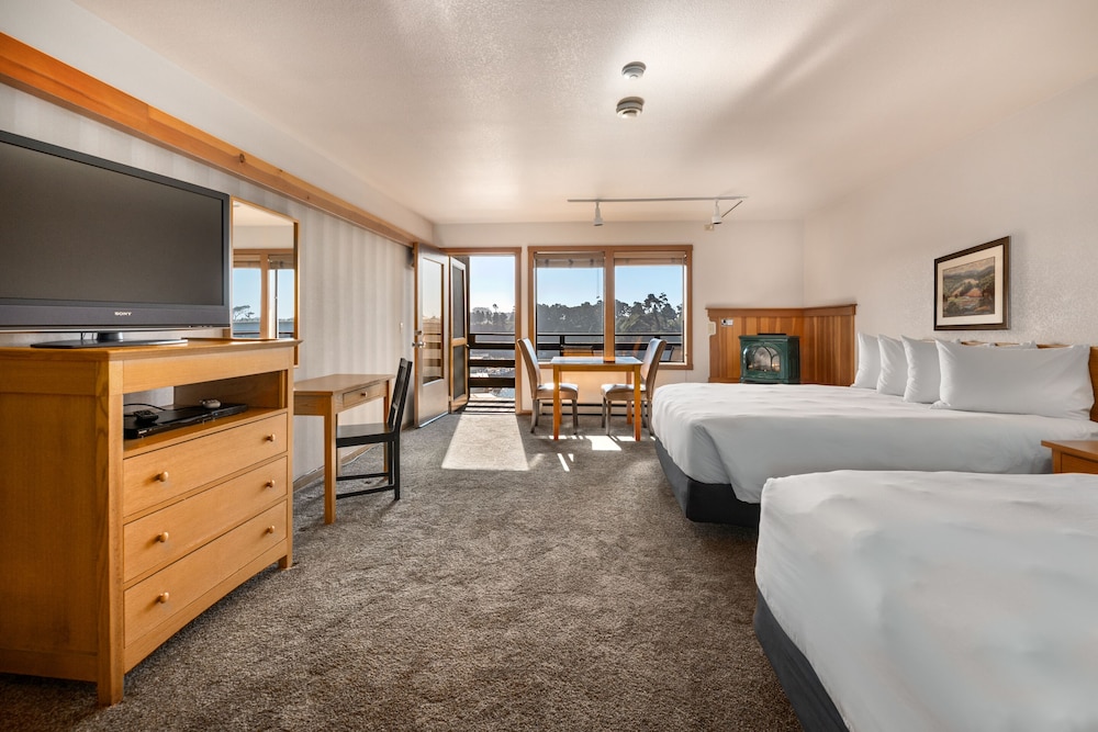 Deluxe Studio 2 Queen Beds, with Balcony and Harbor View photo 2