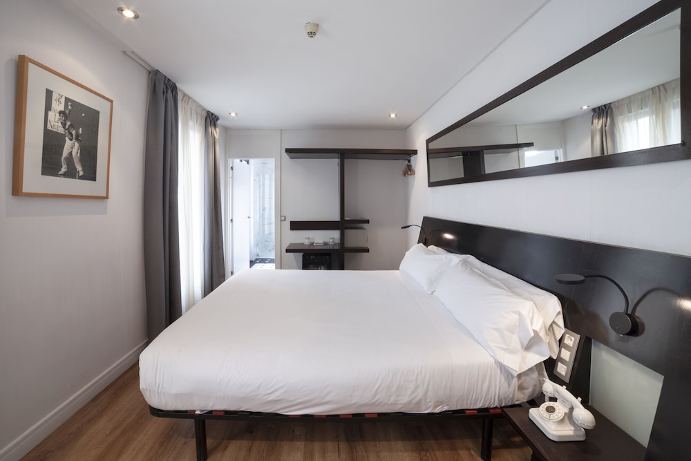 Standard Double Room - Photo 10