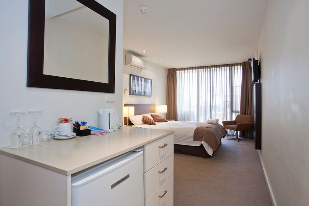 Deluxe Queen Hotel Room