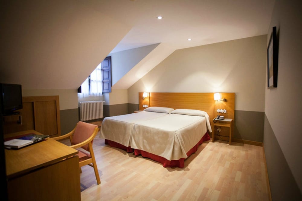 Double Room (2 Adults + 1 Child) - Photo 1
