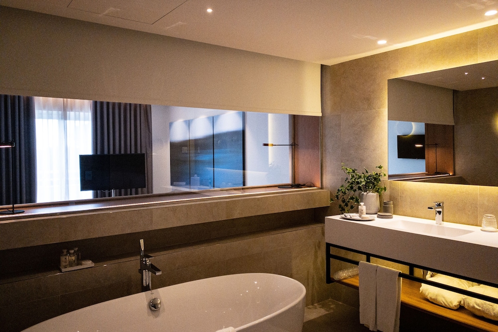Signature Suite, Balcony - Photo 8