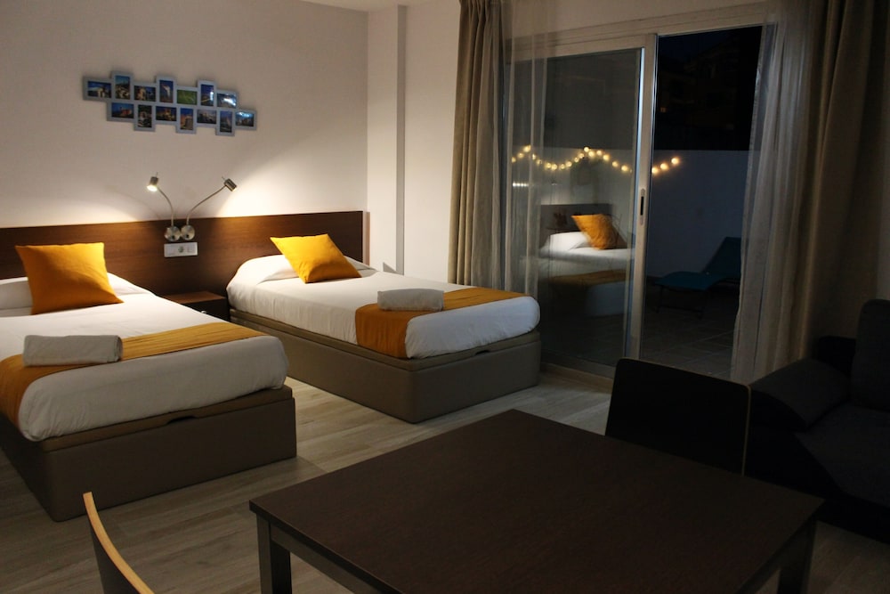 Basic Studio, Multiple Beds photo 3