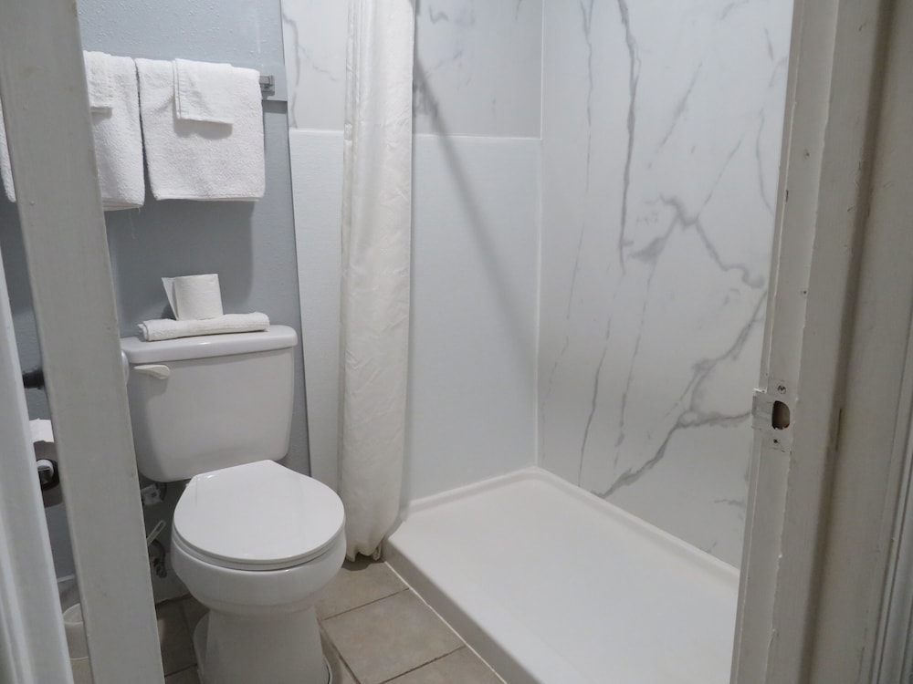 Basic Single Room, 1 King Bed photo 2