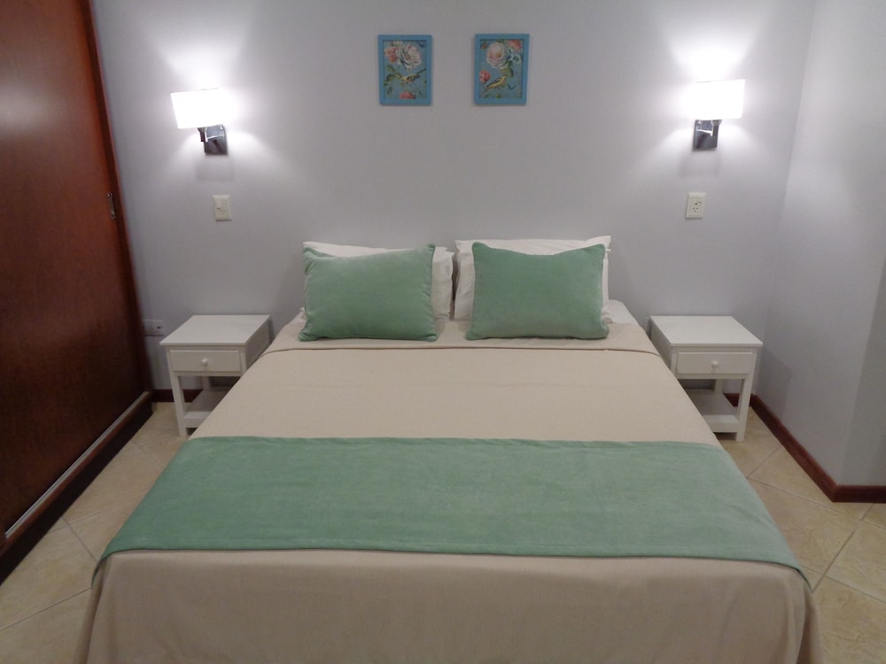 City Apartment, 1 Queen Bed, Balcony, City View (MBURUCUYA)