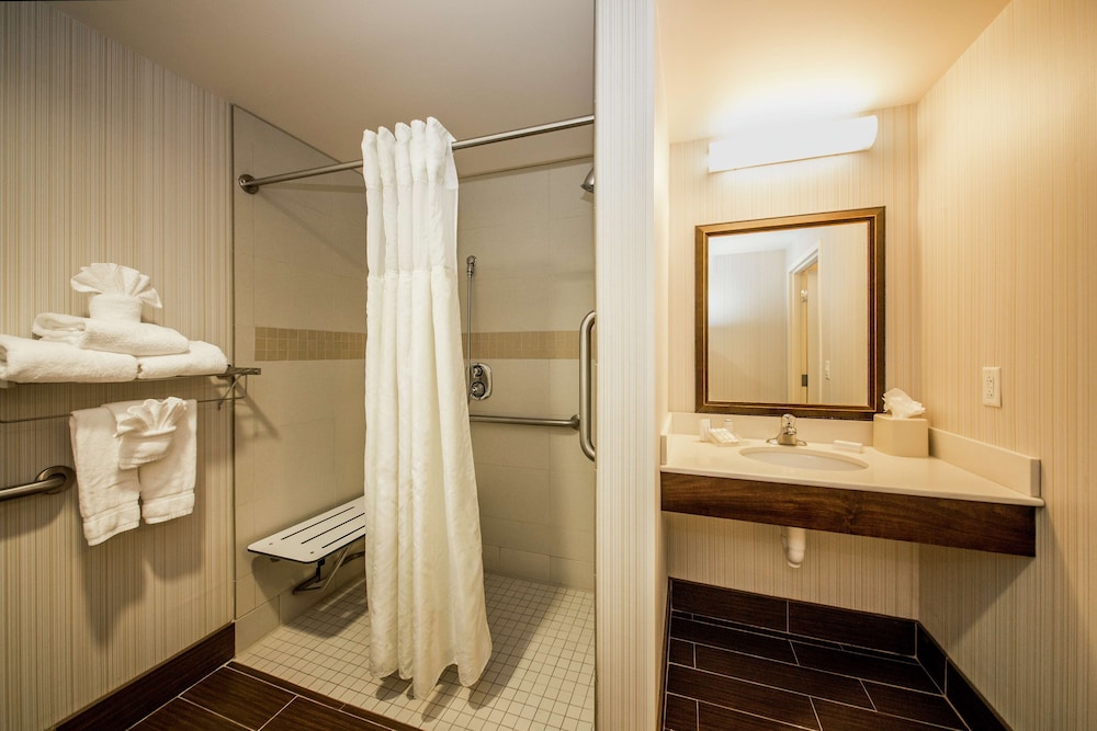 Room, 2 Queen Beds, Accessible (Roll-In Shower) photo 3