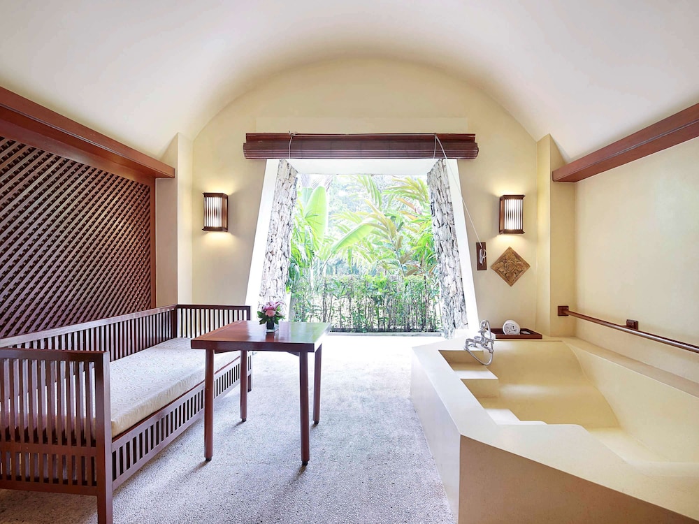 Deluxe Room, 1 King Bed, Bathtub - Photo 4