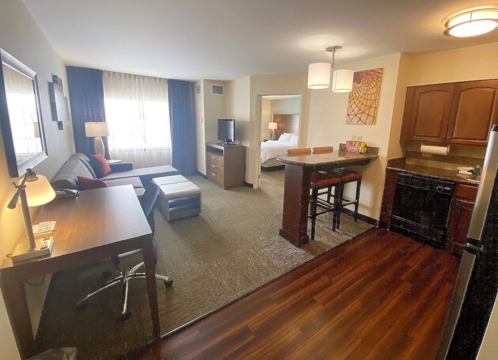Suite, 1 Queen Bed, Kitchen, River View - Photo 1
