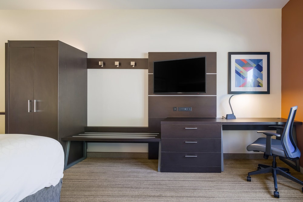 Standard Room, 1 King Bed, Roll-in Shower (Communications) - Photo 3