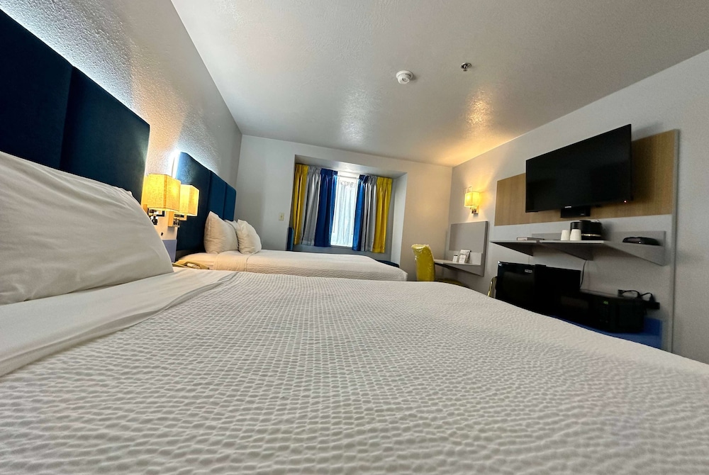 Standard Room, 2 Queen Beds - Photo 17