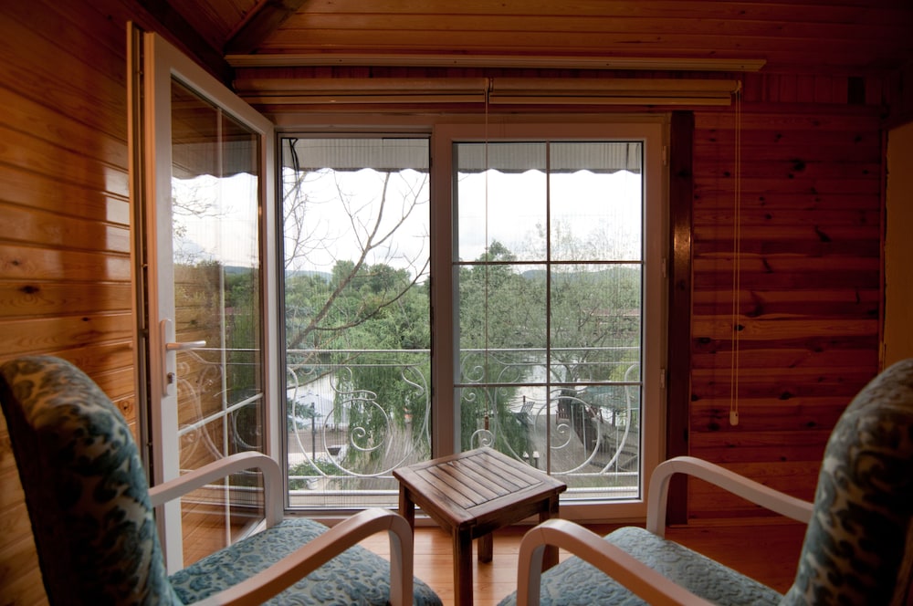 Club Bungalow, 1 Queen Bed, River View photo 2