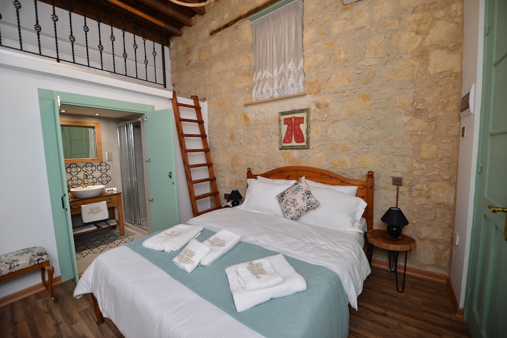 Deluxe Triple Room, 1 Bedroom, Courtyard View photo 1
