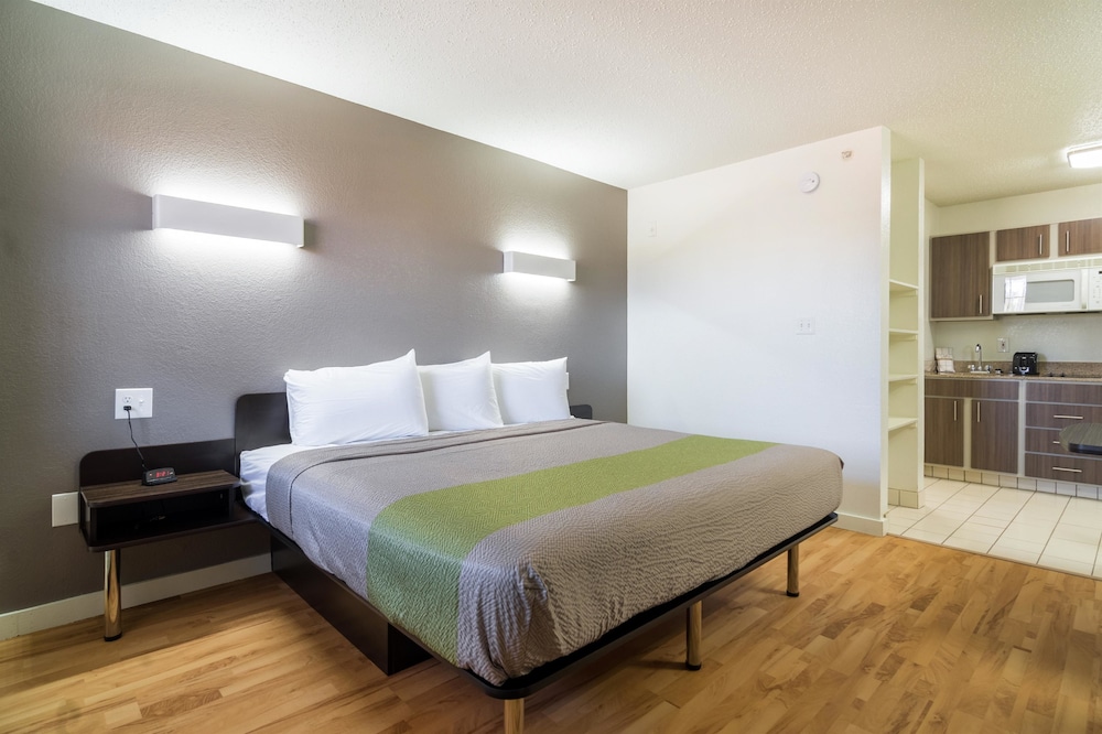 Deluxe Suite, 1 King Bed, Non Smoking, Kitchenette - Photo 4
