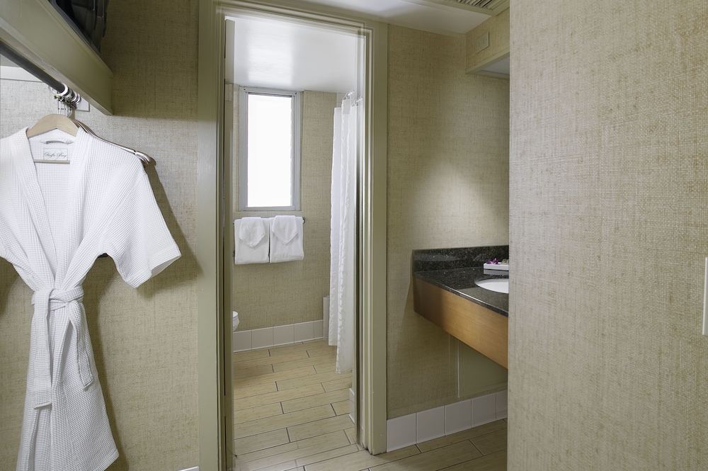 Deluxe Room, 1 King Bed with Sofa bed, Partial Ocean View, Corner thumbnail 6