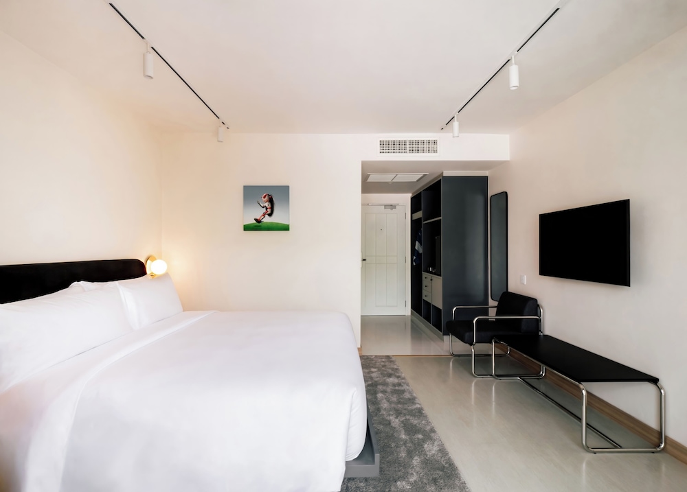 Deluxe Room, 1 King Bed, River View photo 2