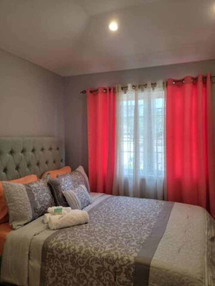 Basic Room, 1 Queen Bed photo 3