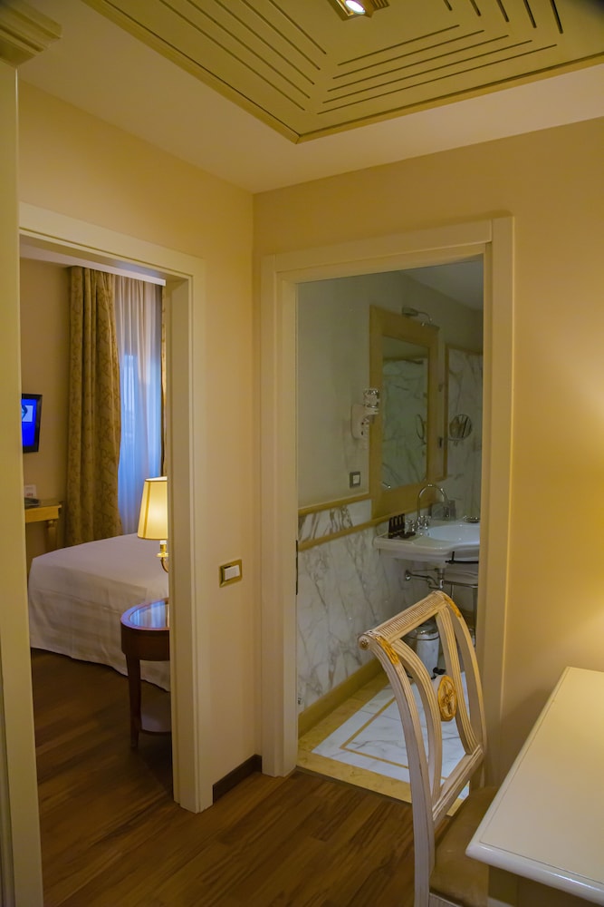Deluxe Room - Photo 3