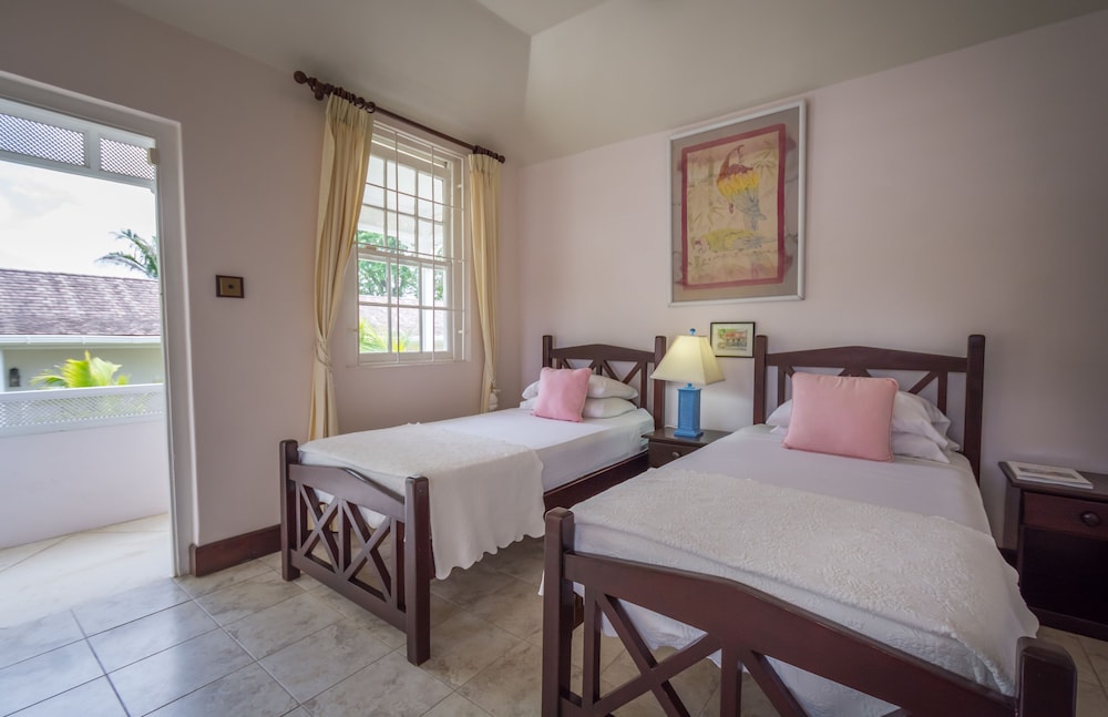 Classic Room, 1 King Bed, Courtyard View