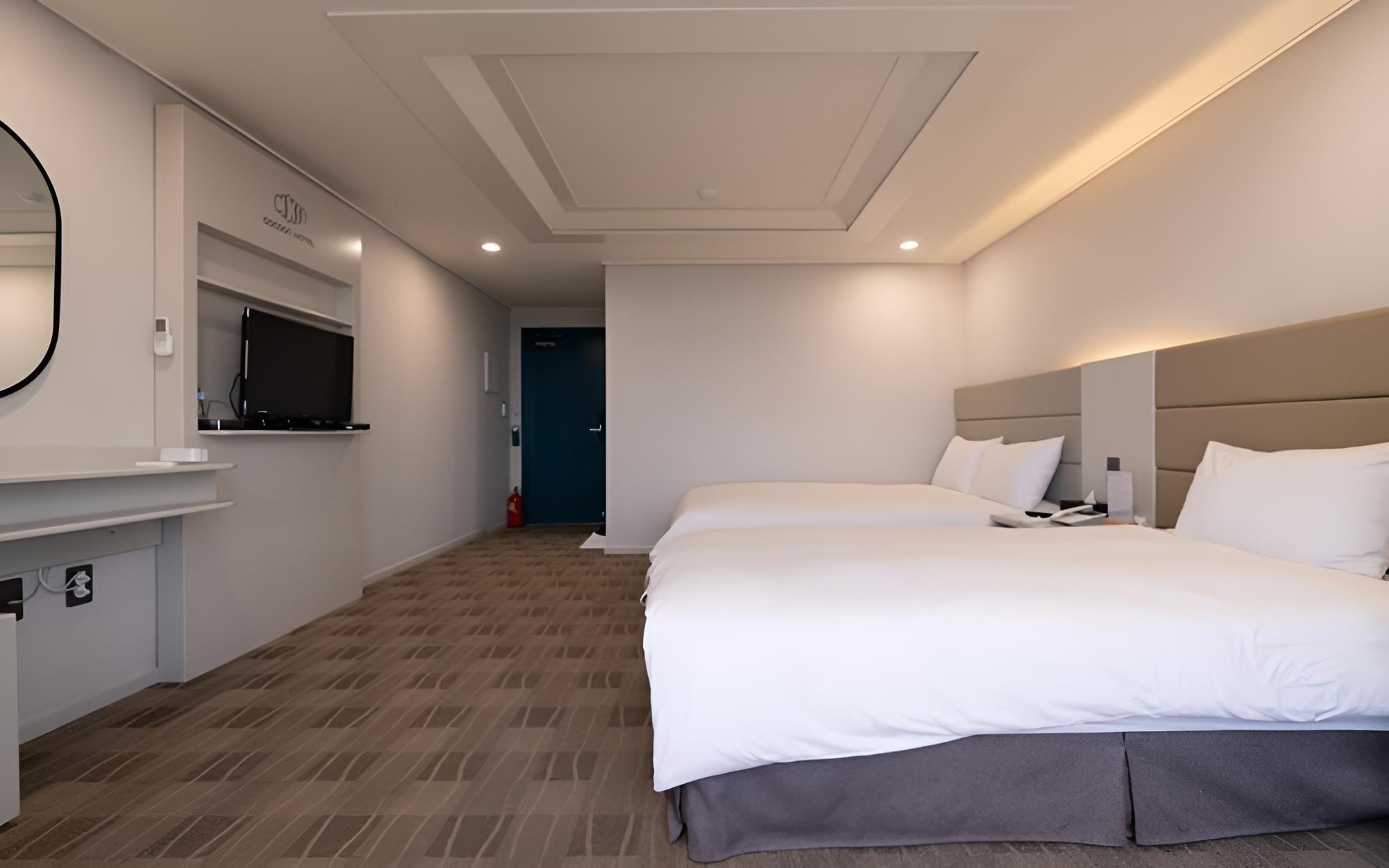 Room (Deluxe Twin) - Photo 3