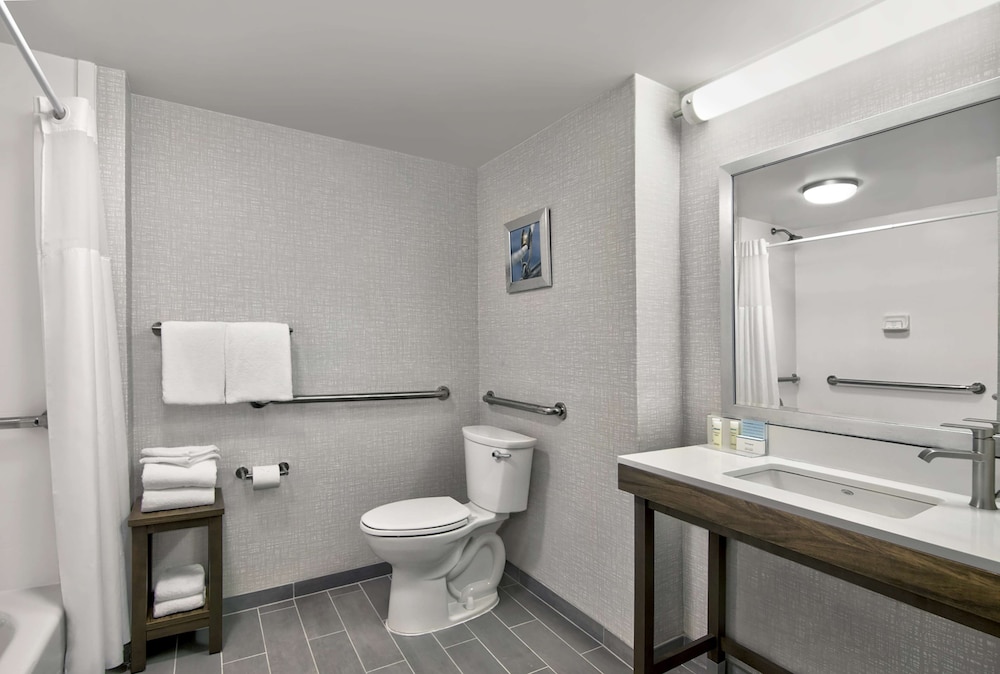 Room, 1 King Bed, Accessible, Bathtub (Mobility & Hearing) - Photo 6