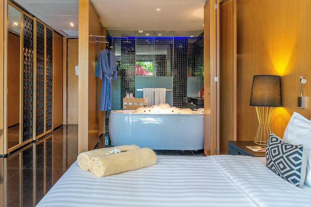 Deluxe Room, 1 King Bed (Jet Tub) - Photo 11