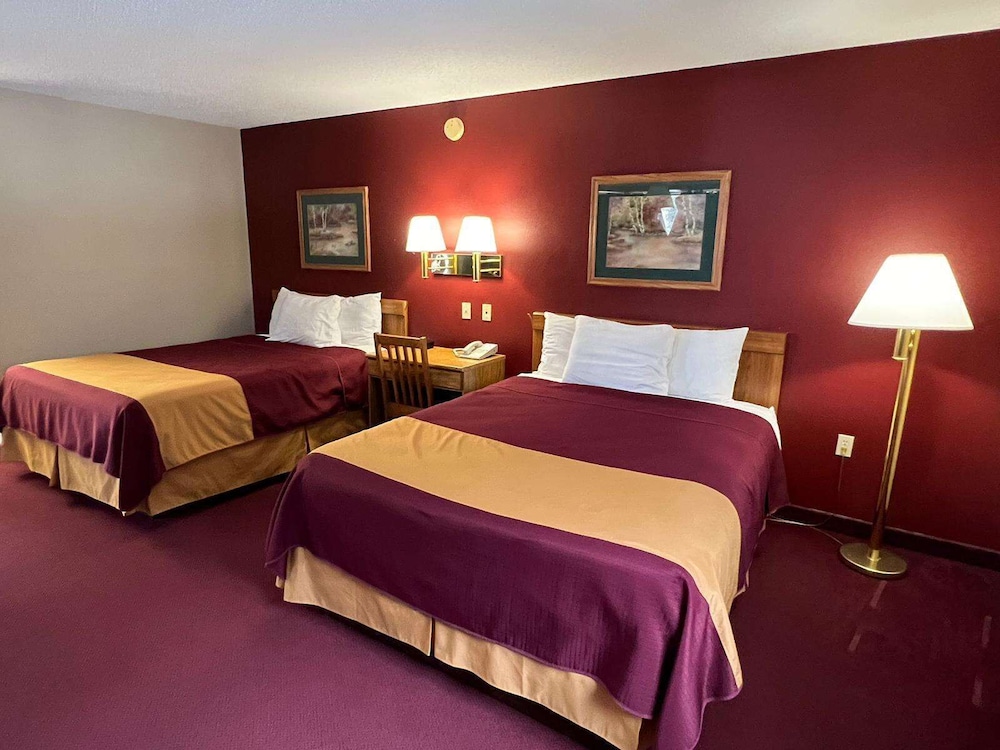 Suite, 2 Queen Beds - Photo 2