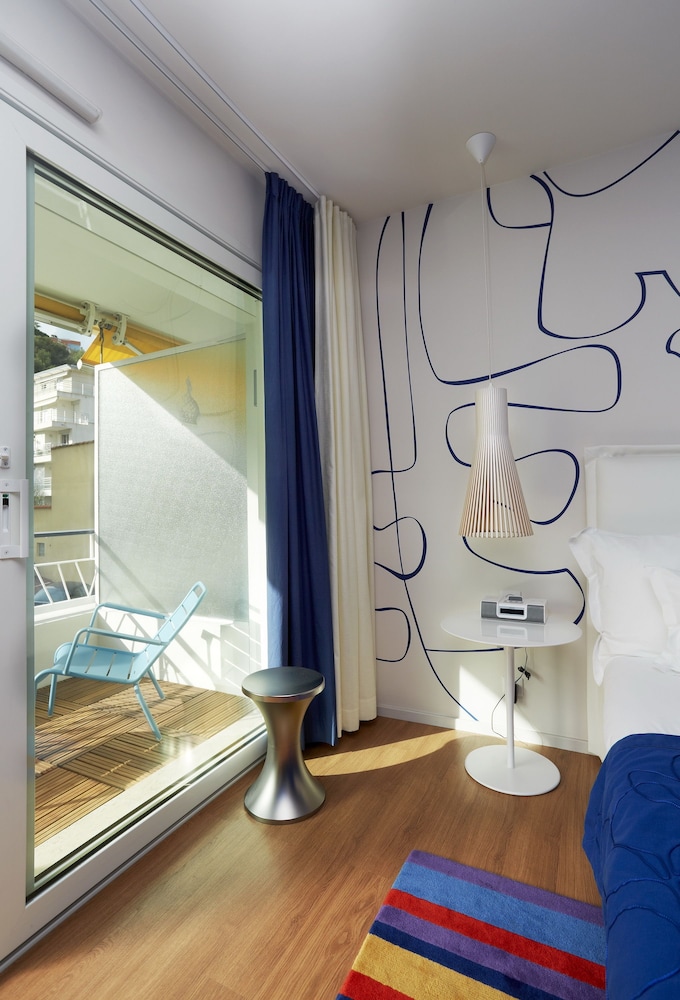 Classic Room, 1 Queen Bed, Balcony photo 2