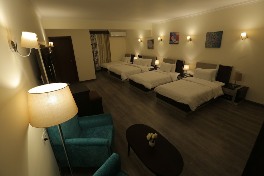 Family Quadruple Room, City View (5 Guests) - Photo 9