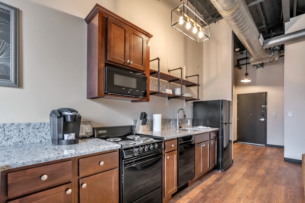 Queen Loft photo 2
