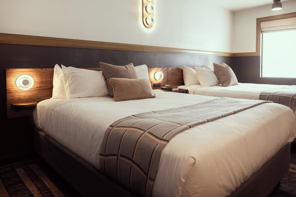 Room, 2 Queen Beds (Walk Up) - Photo 9
