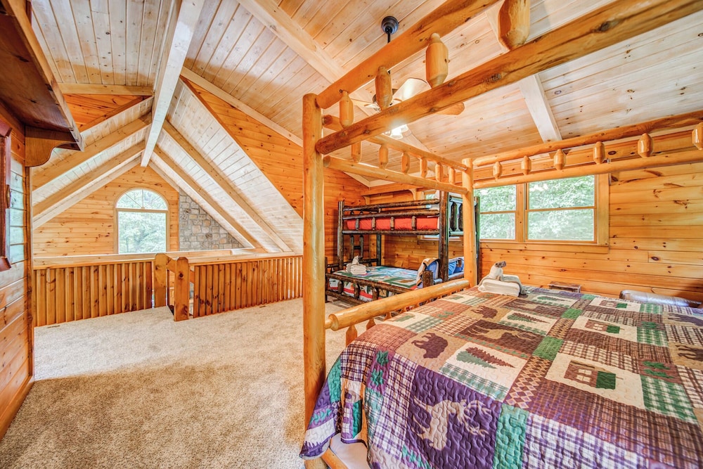 Cabin, Multiple Beds, Hot Tub, Mountain View (Bear Track Falls) photo 3